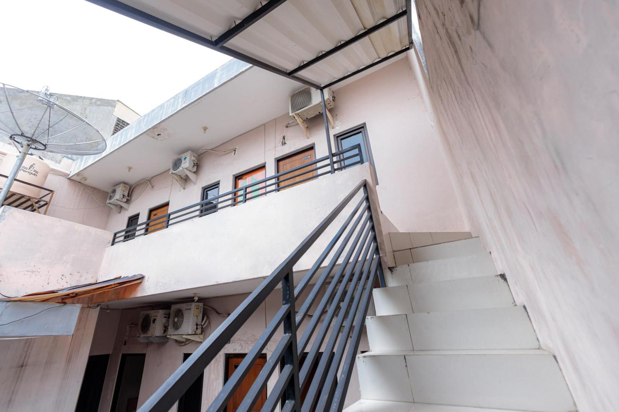 Reddoorz At Osuko Residence Sukomanunggal Jaya Surabaya Exterior foto