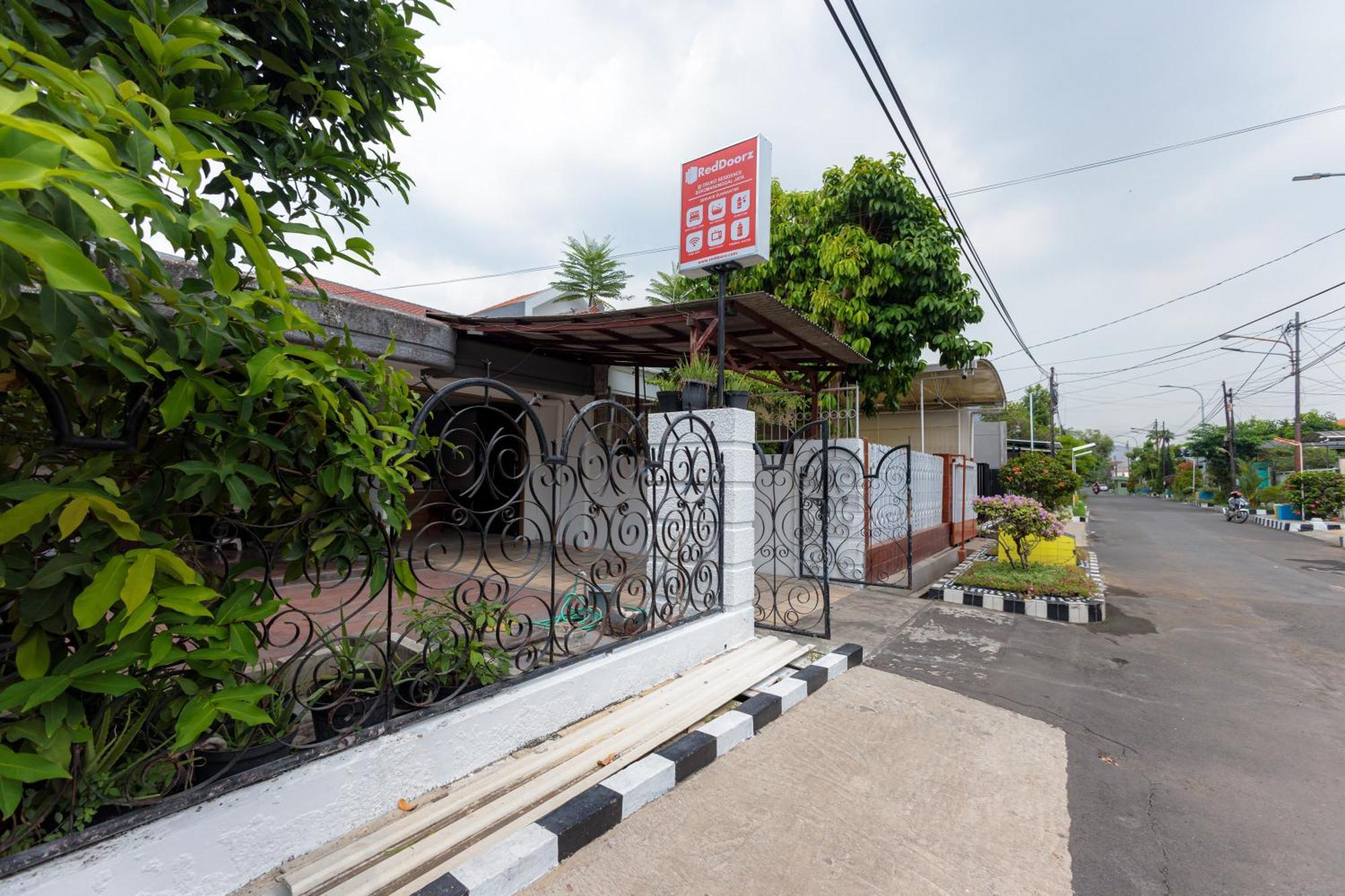Reddoorz At Osuko Residence Sukomanunggal Jaya Surabaya Exterior foto