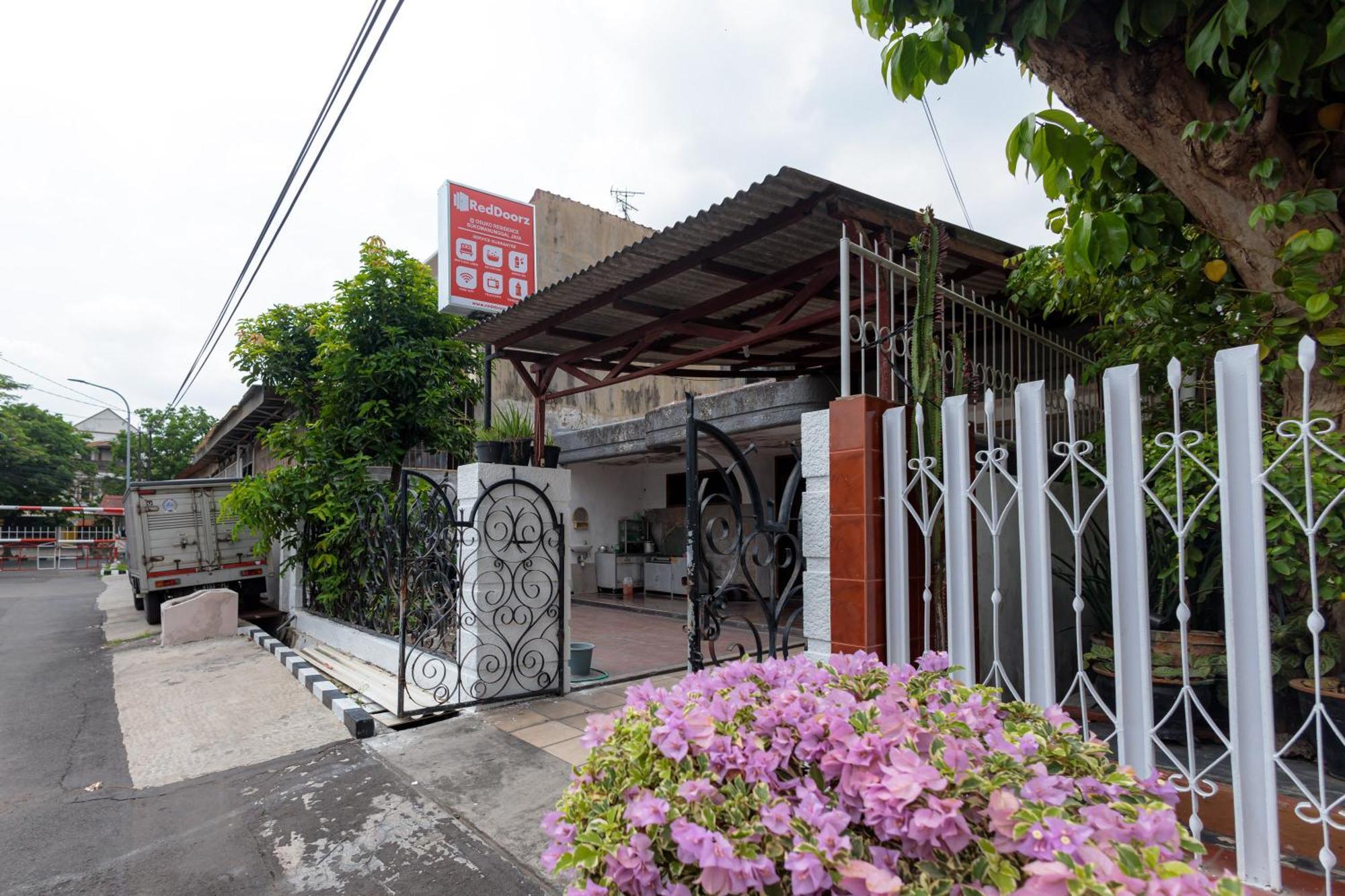 Reddoorz At Osuko Residence Sukomanunggal Jaya Surabaya Exterior foto